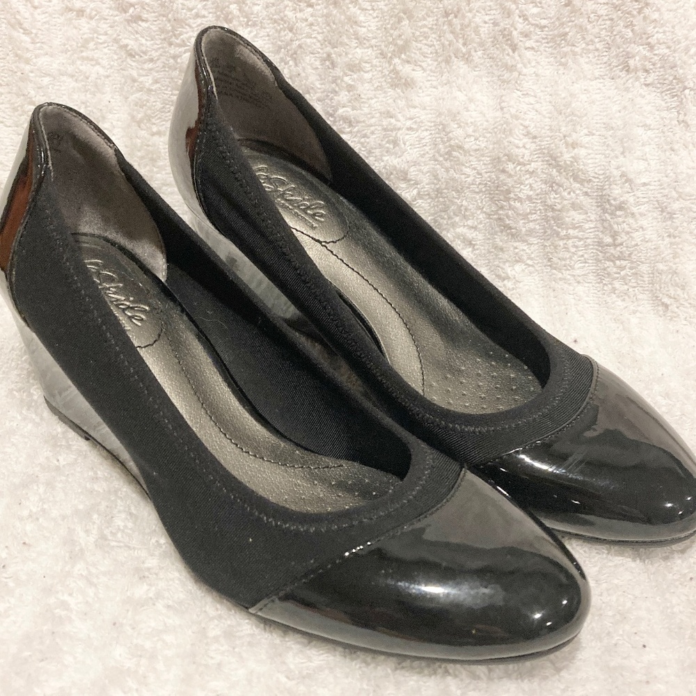 Life Stride Juliana Stretch wedge pumps black, size 6.5. These versatile slip-
